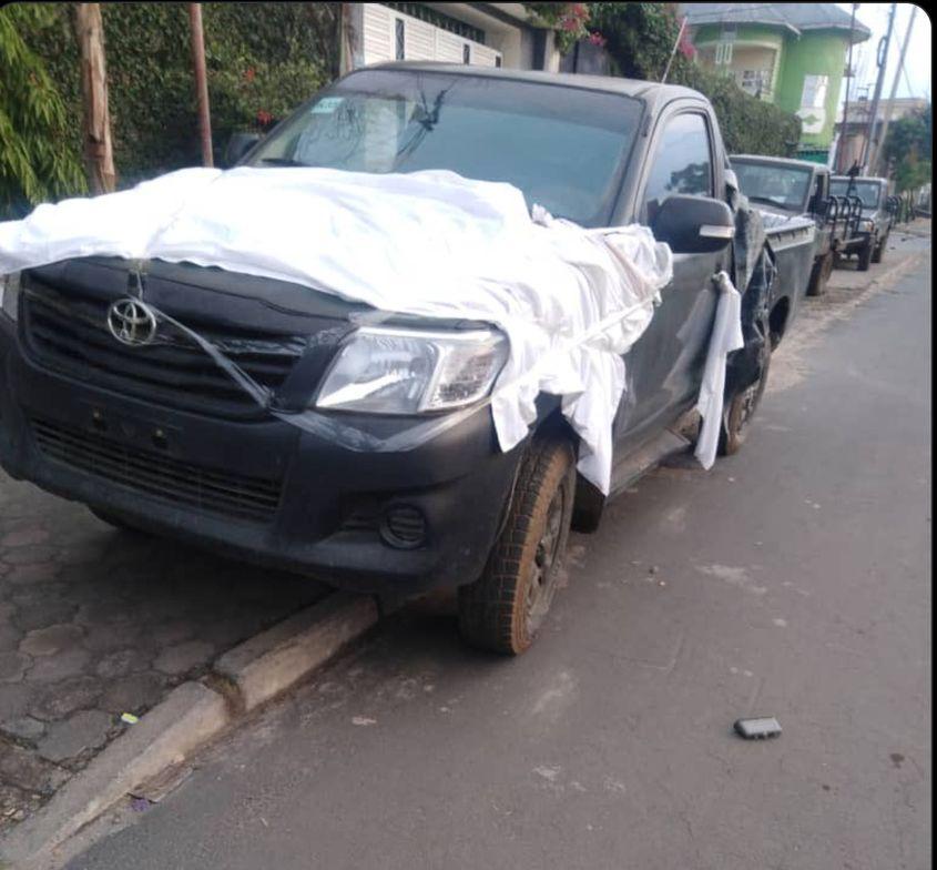 Când s-au predat, mercenarii români au cerut protecția ONU și au traversat orașul sub asalt Goma cu cearșafuri albe peste mașini. Sursă foto:  Rodriguez Malabar/Twitter