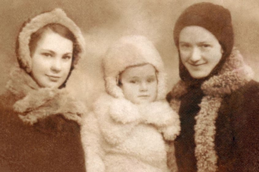 Bianca, între două verișoare, cam la vârsta când a fost trimisă în lagăr