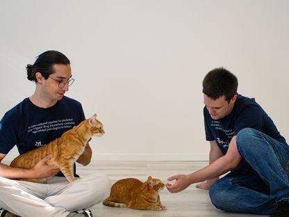 Fondatorii The Cat Health Company, Alexandru-Ioan Vodă (CEO) și Alexandru Băcița (co-fondator și COO), și două dintre pisicile echipei. Foto: Arhivă personală