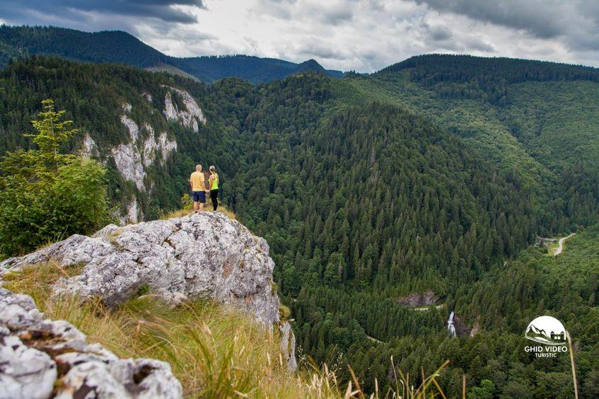 Răchițele, masivul Lespezi, seamănă izbitor cu descrierea autorului. FOTO: taracalatei.ro