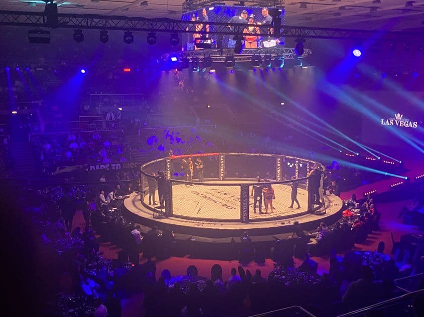 Pentru gala de la Sala Polivalentă de anul acesta, biletele au costat între 50 și 150 de lei. În timpul evenimentului, oamenii s-au înghesuit și pe scări, din cauză că s-au epuizat repede locurile.