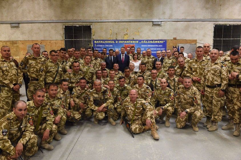 Președintele Iohannis, alăturii de militarii din Batalionul „Călugăreni”, aflat în Afganistan. Foto: Pagina de Facebook a lui Klaus Iohannis