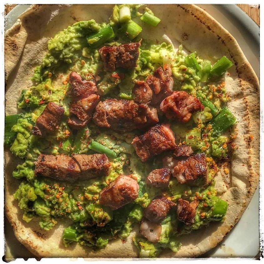 Pită cu frigărui, avocado, ceapă verde și halloumi.