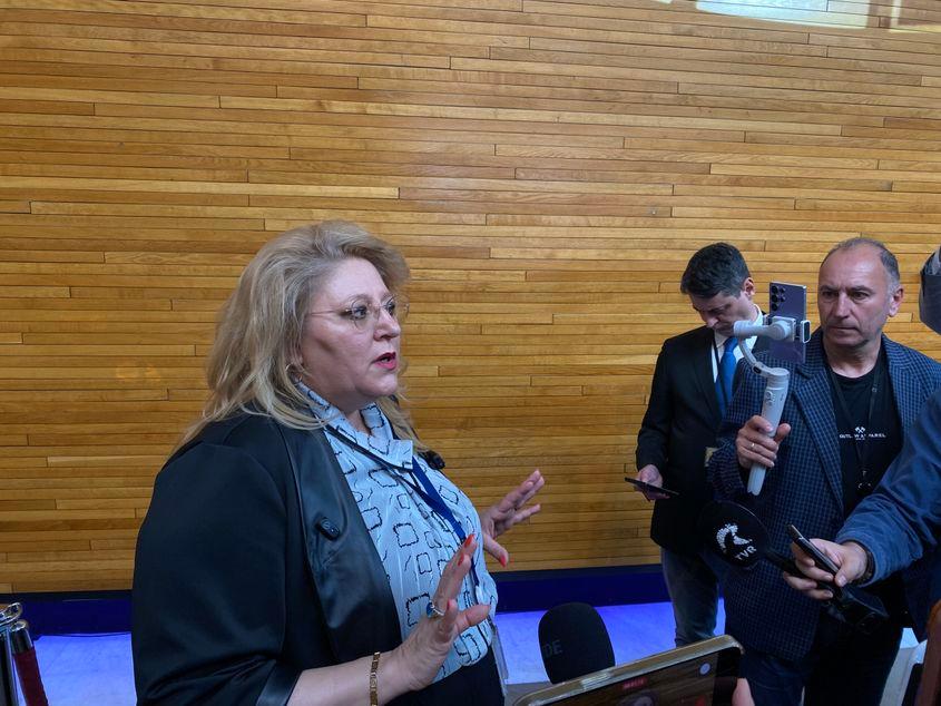 Diana Iovanovic Șoșoacă la ieșirea din plen: „Nu mai avem lege. Imunitatea nu este să nu răspunzi pentru crime sau pentru genul ăsta de lucruri. Imunitatea este că poporul te votează, iar imunitatea îți oferă garanția că tu poți să spui absolut tot ceea ce știi și ce consideri și să-ți expui propriile tale opinii. Așa e în democrație.”
Sursă foto: PressOne