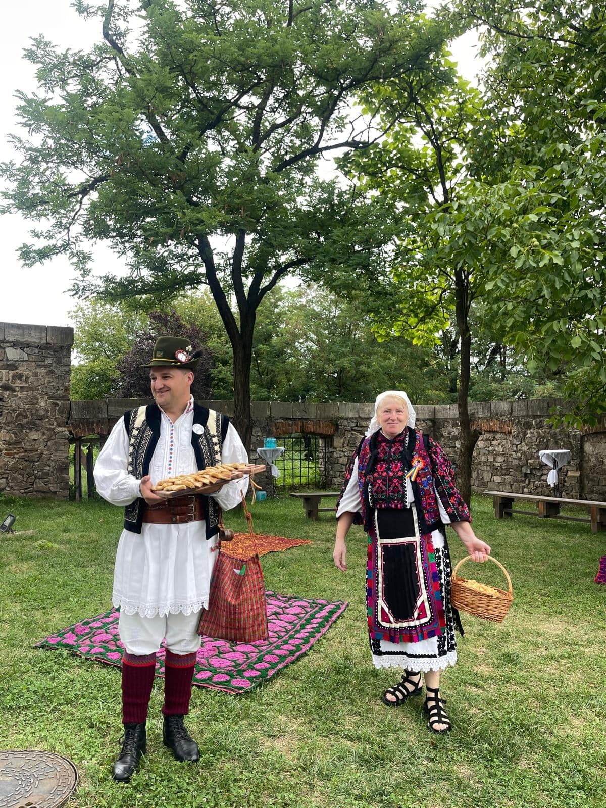 Aurelia Muntean și ginerele ei sunt doi dintre producătorii locali care și-au construit o afacere în jurul plăcintelor pădurenești. Foto: Lavinia Niță / PressOne