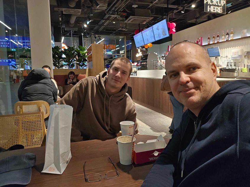 Adrian Mihălțianu (dreapta), publisher PressOne și Ioachim Bojan (centru), editor video PressOne