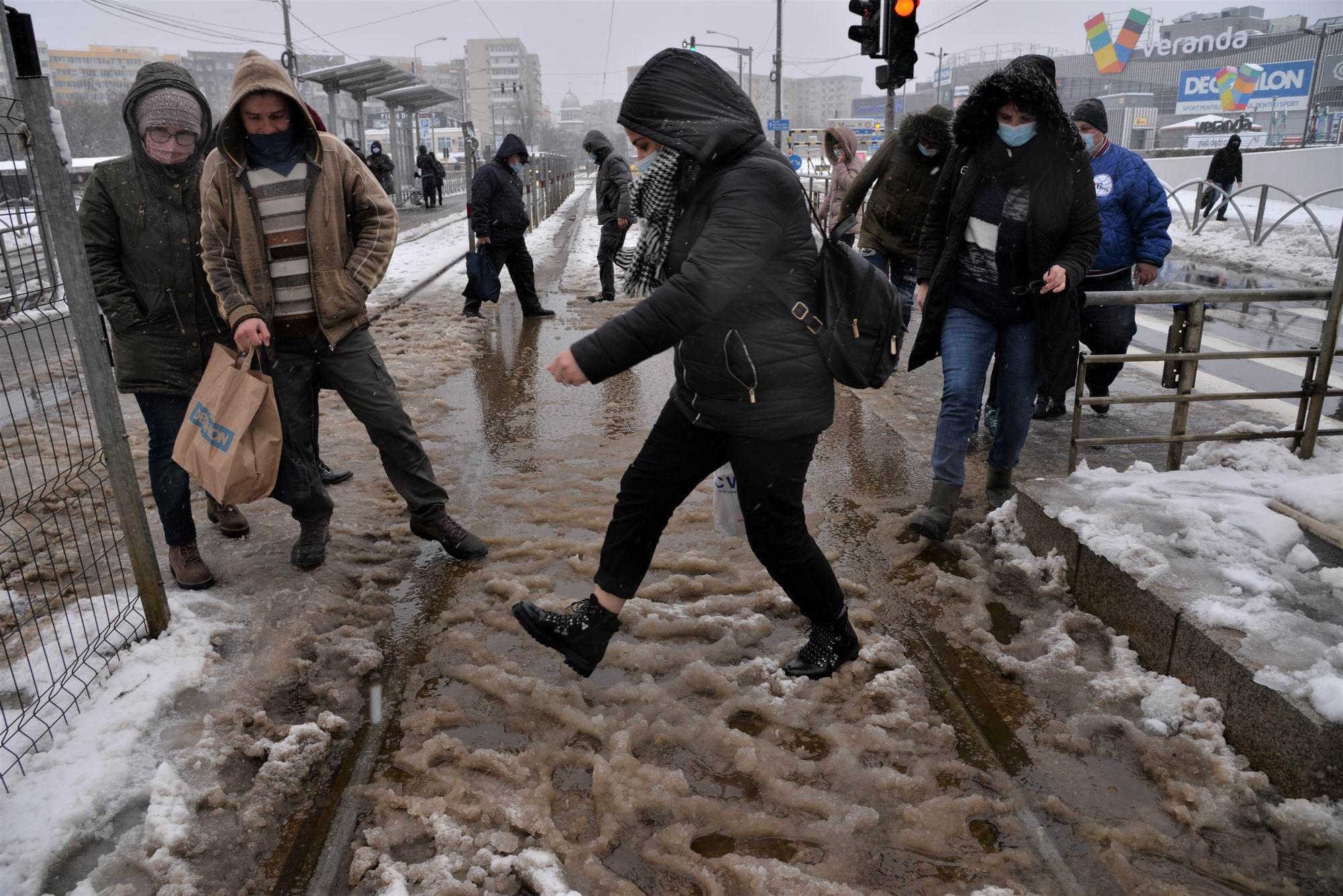 Traversarea străzii Ziduri Moși la Piața Obor.  Foto Lucian Muntean