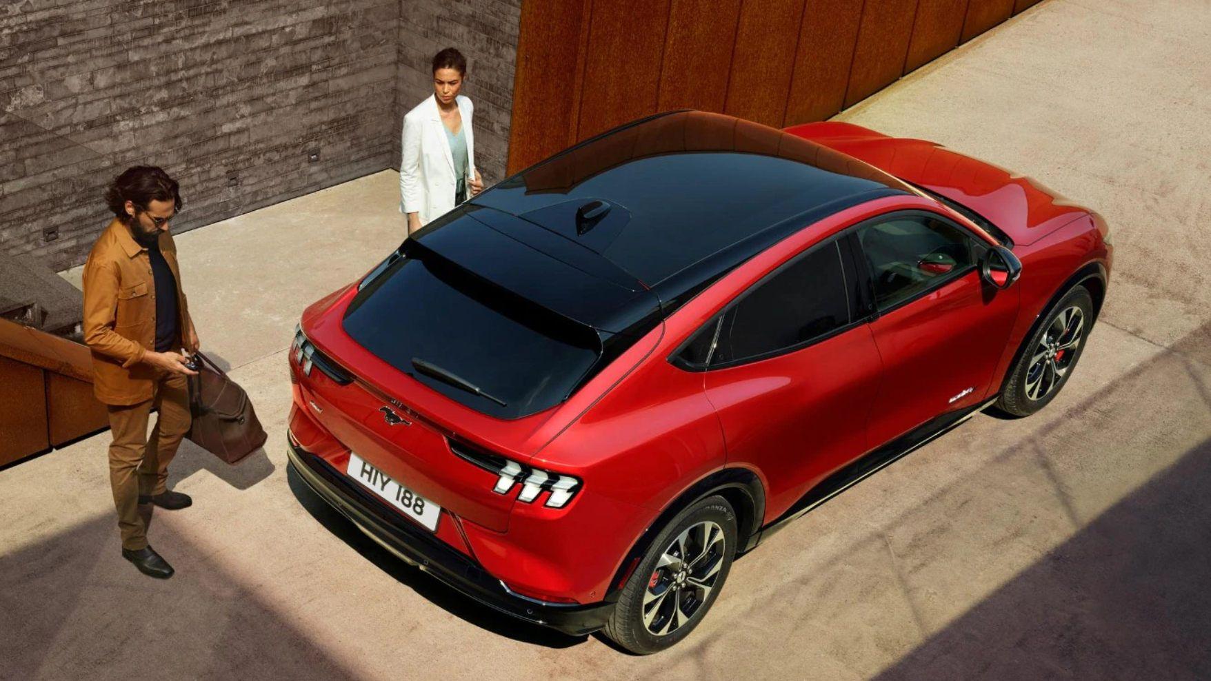 Fabricanții auto se concentrează pe mașini electrice deosebit de puternice, pentru a face față costurilor mari ale bateriilor. Din păcate, acestea sunt mult mai puțin „verzi” decât am spera. În imagine, Ford Mach-E