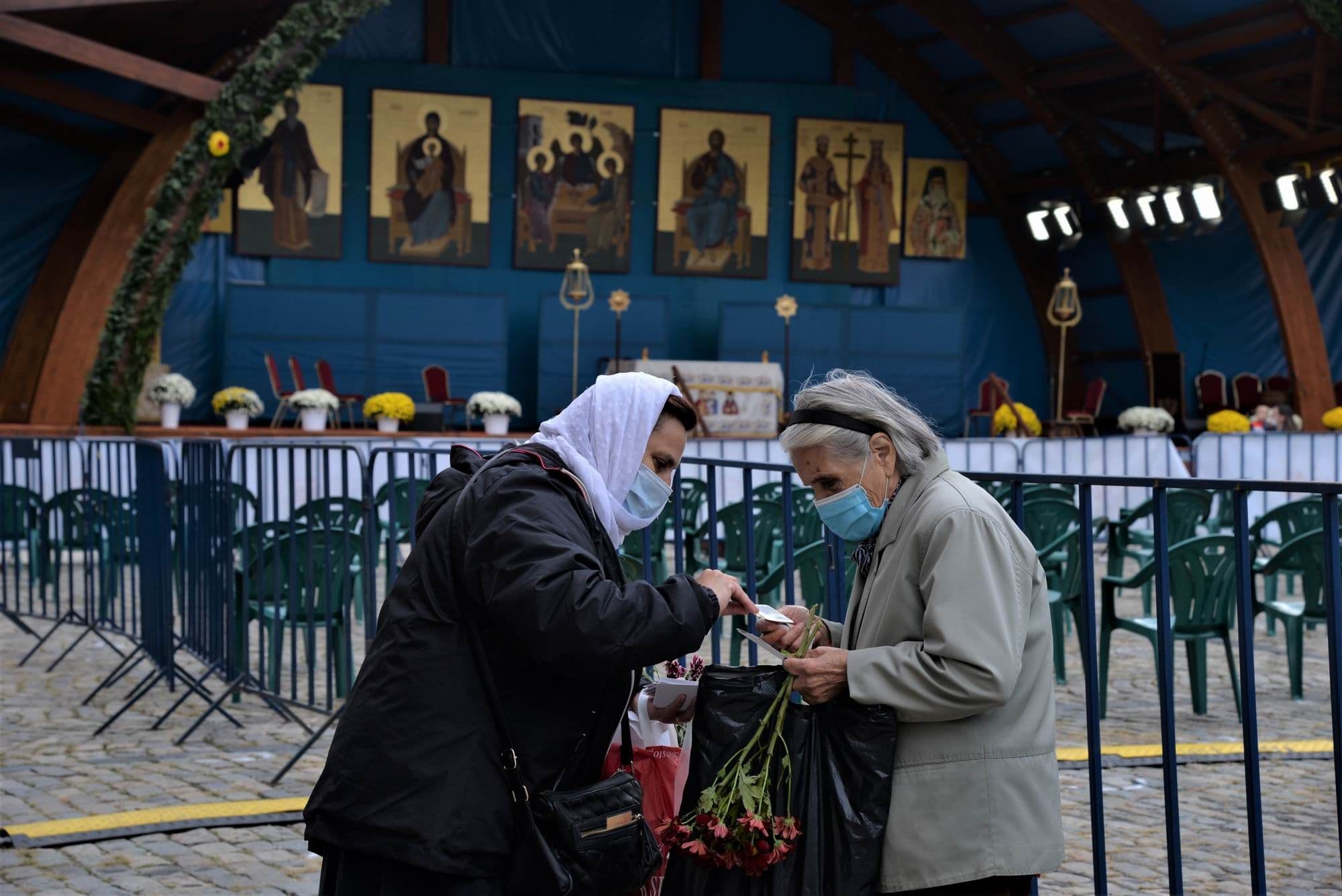 Departe de a strânge mulțimile uriașe din alți ani, pelerinajele au fost o ocazie de socializare pentru cei în vârstă. București, 26 octombrie 2020. Foto Lucian Muntean
