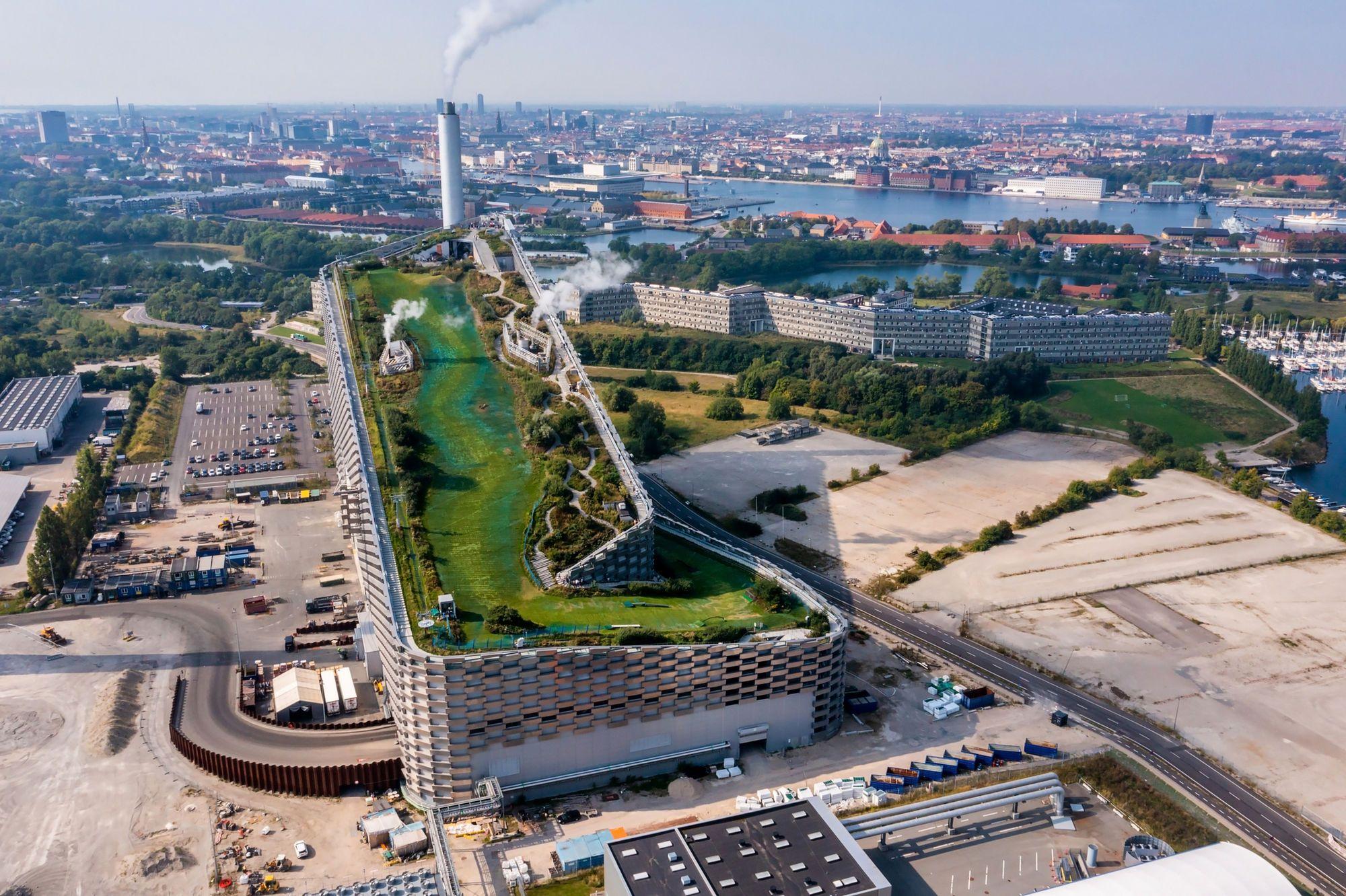 Incineratorul de gunoaie din Copenhaga are pe el o pârtie de schi. Pentru că respectă norme de poluare foarte stricte, este construit destul de aproape de un cartier rezidențial. Foto © Ingus Kruklitis | <a target="_blank" rel="noreferrer noopener" href="https://www.dreamstime.com/?utm_source=youtube&utm_medium=link&utm_campaign=pressone" target="_blank">Dreamstime.com</a>