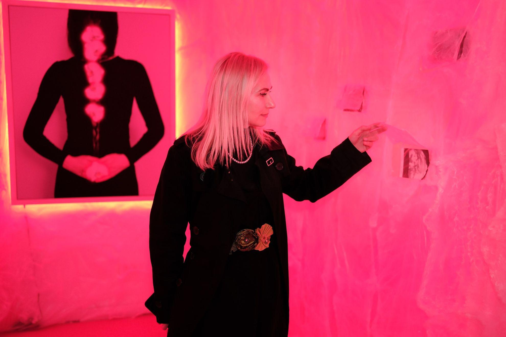 Instalație imersivă, spațiu „in utero” în care publicul poate intra și asculta, la atingerea unor senzori, fragmente din mărturiile mamelor cu brațele goale. Foto: Facebook/Mame cu brațele goale