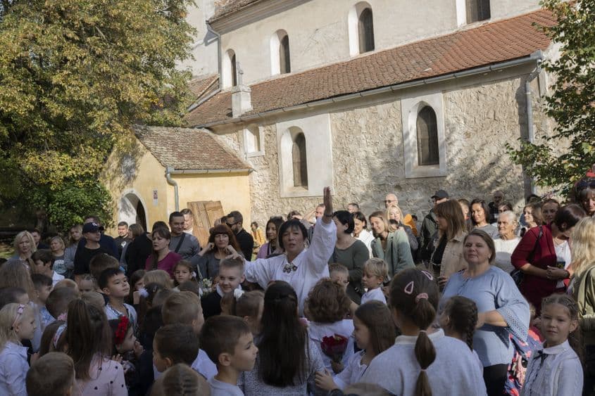 Ksenia Pavliuk, învățătoare la clasa a III-a, organizează elevii la intrarea în clase după festivitatea de început de an, în Sibiu, pe 1 octombrie 2022. Foto: Andreea Câmpeanu