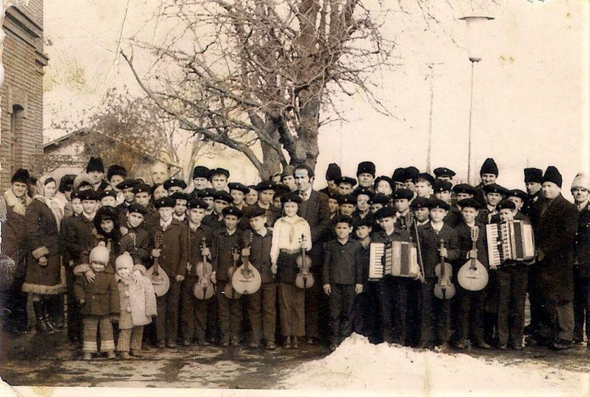 Orchestra casei de copii la un spectacol în gara Trușești, de Ziua Ceferiștilor (și ziua lui Sergiu Sârbu, dar asta nu se aniversa)