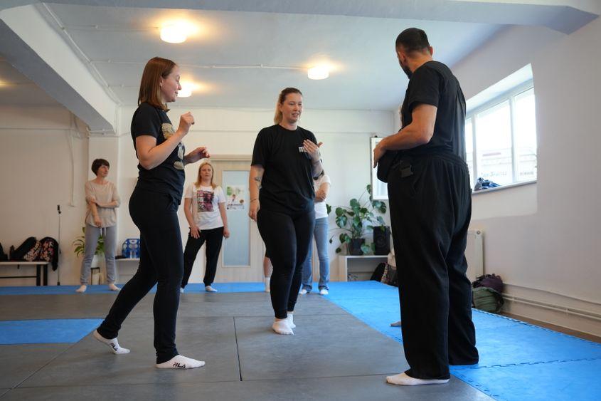 <em>Tetiana (mijloc), în timpul unui curs de autoapărare pentru refugiatele din Ucraina la București.</em> Foto: UNHCR