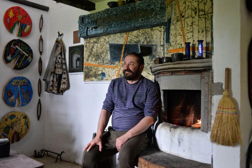 Sculptorul Maxim Dumitraș în atelierul său din Dosul Gârciului, Sângeorz Băi. Foto Lucian Muntean.
