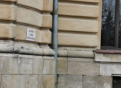 „Atenție, cade palatul”. Clădirea Universității de Medicină și Farmacie „Carol Davila” este plină de crăpături, în timp ce planurile de consolidare întârzie