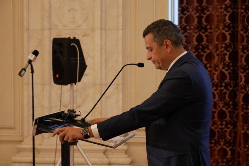 Sorin Grindeanu, după votul de învestitură. La mâna stângă se vede ceasul despre care au apărut controverse în ultimii ani. FOTO: Norbert Nemeș