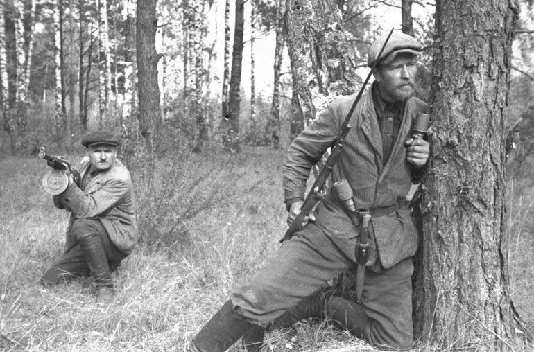 Partizani sovietici în 1943, în Belarus. Foto: Arhivele de Stat din Rusia