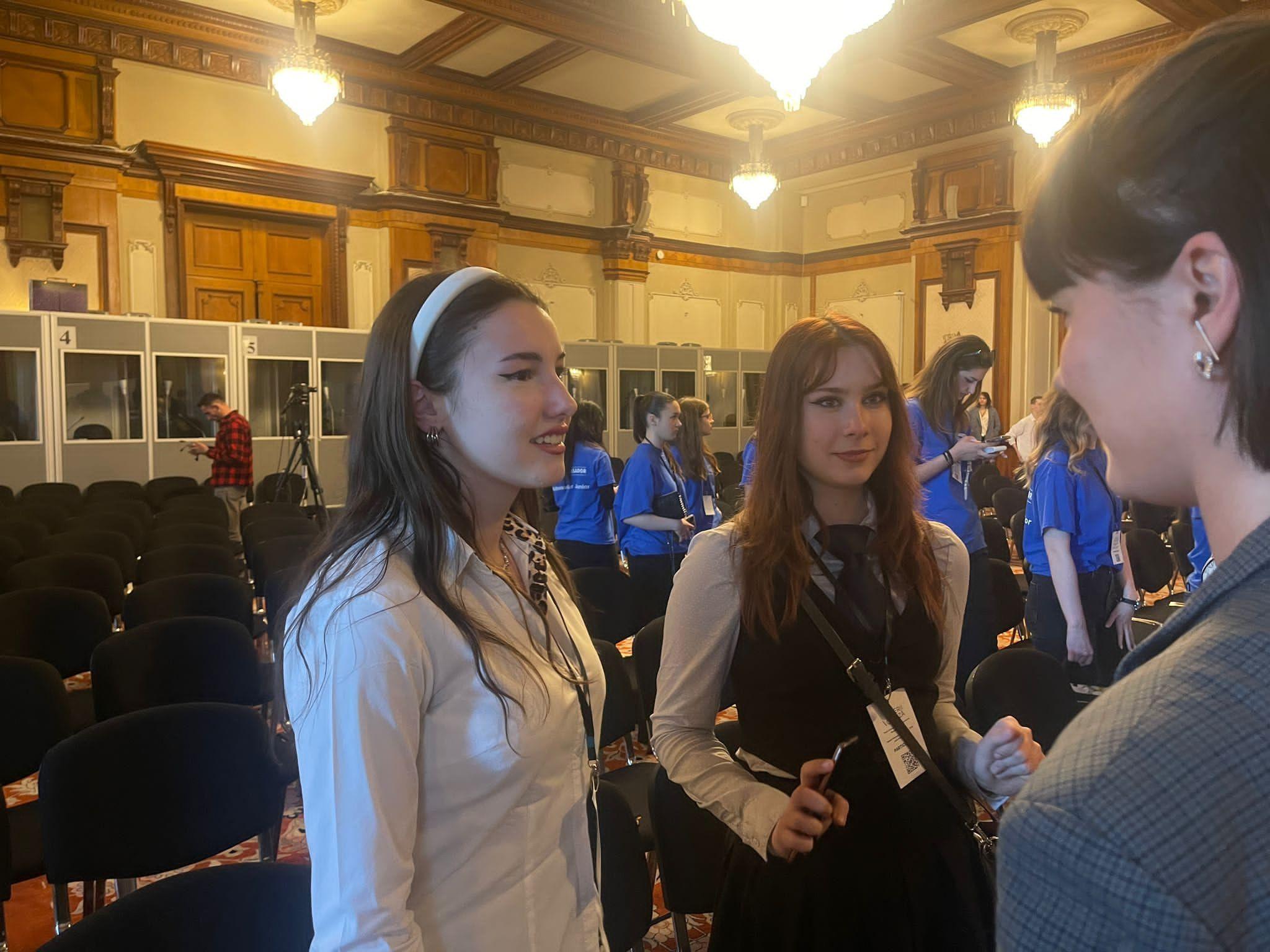 Ariana și Andreea sunt membre în Asociația Elevilor din București și Ilfov. Spun că evenimentul li s-a părut interesant, dar unele răspunsuri ale politicienilor prezenți au fost „foarte evitante”. Foto: Lavinia Niță
