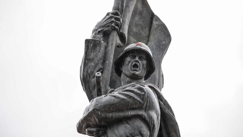2020, București. Statuia Ostașului Sovietic. Au loc depuneri de coroane de flori la Monumentul Ostaşului Sovietic. Evenimentul a fost organizat de Biroul Ataşatului Militar de pe lângă Ambasada Rusiei în România. Foto: Inquam Photos / George Calin