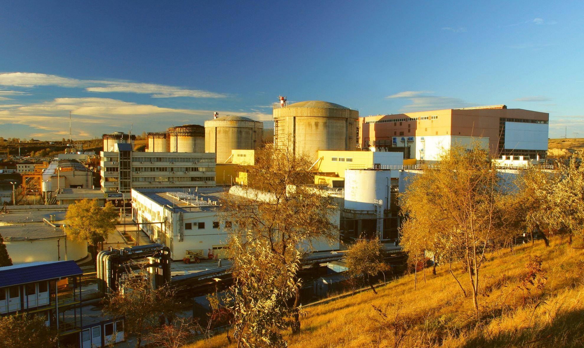 Centralele nucleare sunt temute de ecologiști, dar periculozitatea lor reală e de mii de ori mai mică decât a centralelor pe cărbune și de sute de ori mai mică decât cea a centralelor hidro. Ele vin însă la pachet cu probleme sistemice de management al deșeurilor radioactive și cu costuri tot mai mari. Foto: Nuclearelectrica