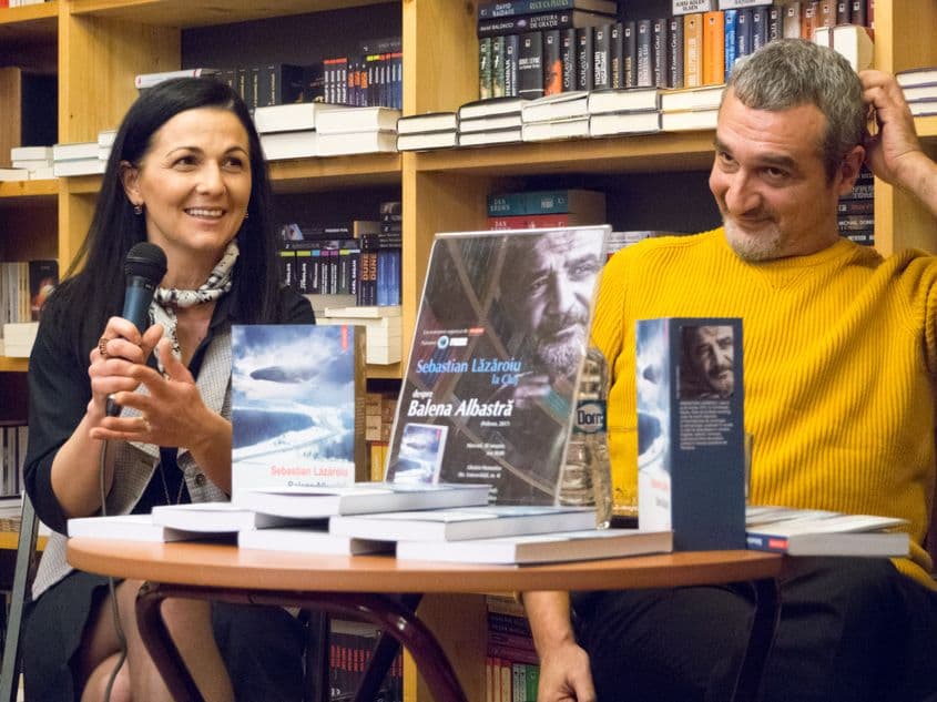 Autorul „Balenei albastre” şi profesoara Alexandra Halma, care a vorbit despre carte la Cluj. Foto: Raul Ştef