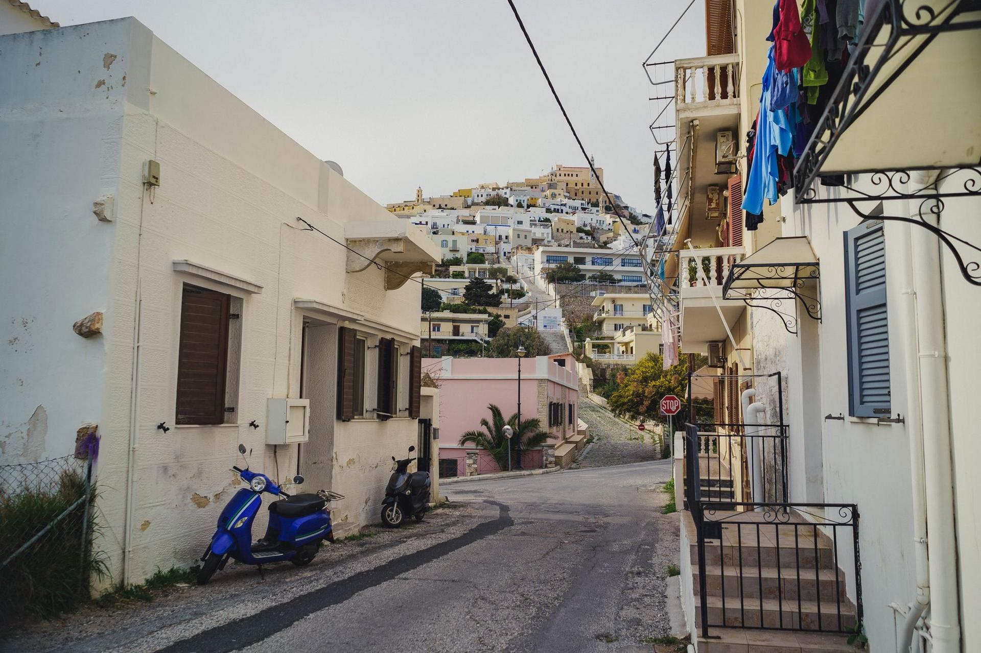Drumul din Ermoupoli în Ano Syros (sus, pe deal)