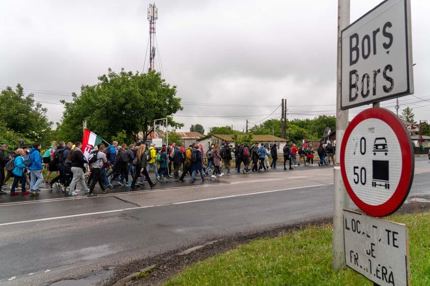 Coloană de participanți la marșul de 300 de km inițiat de partidul Tisza de la Budapesta în România la Oradea. Foto: Raul Ștef