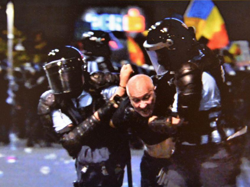 10 august 2018: Liciniu Miculeanu e dus de jandarmi spre dubă. Imagine: Lucian Muntean