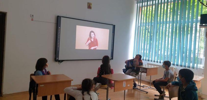 Elevii de la Școala Profesională Specială pentru Deficienți de Auz Sfânta Maria urmărind podcasturile EDUboost traduse în limba semnelor. FOTO Facebook „A fost odată”