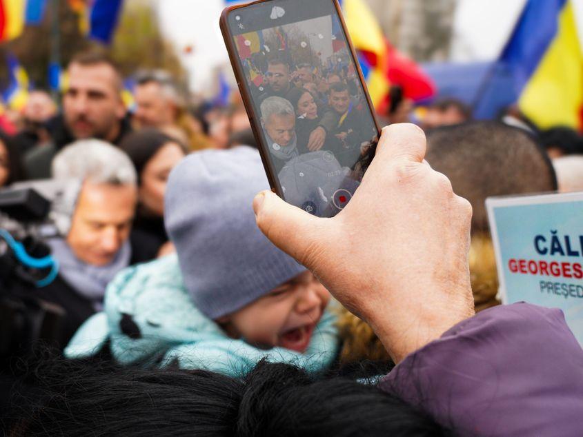 De 1 decembrie, Călin Georgescu, aflat sub control judiciar în dosarul în care e cercetat pentru propagandă legionară, a fost întâmpinat de susținătorii săi în cetatea de la Alba Iulia. Foto: Raul Ștef