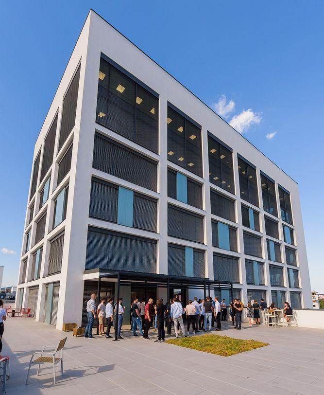 Clădirea Porsche Engineering din Cluj-Napoca e una modernă, înconjurată din păcate de un ocean de beton. Trebuie ca și orașele noastre să învețe să fie verzi dacă vor să creeze un spațiu primitor.