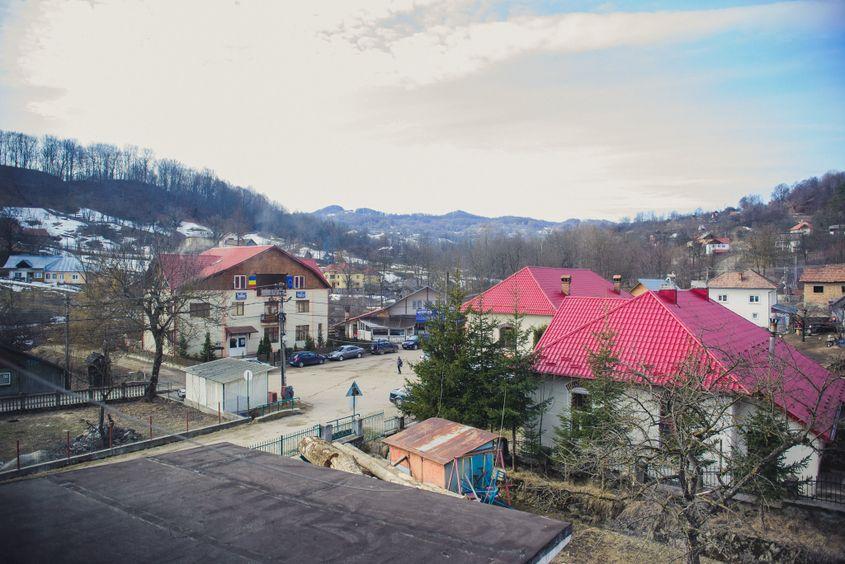 Satul Arefu, văzut de pe geamul școlii. Foto: Ioana Epure