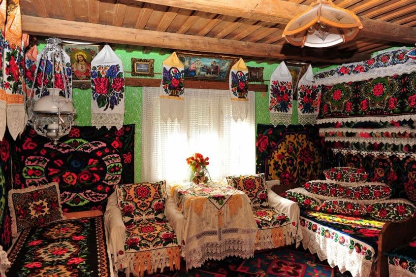 Interior de casă maramureșeană care îi amintește lui Izidor despre prima vizită într-o locuință. Foto: Facebook