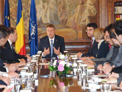 În spatele ușilor închise: "Președintele vrea schimbare, e conștient că lumea se uită la el"