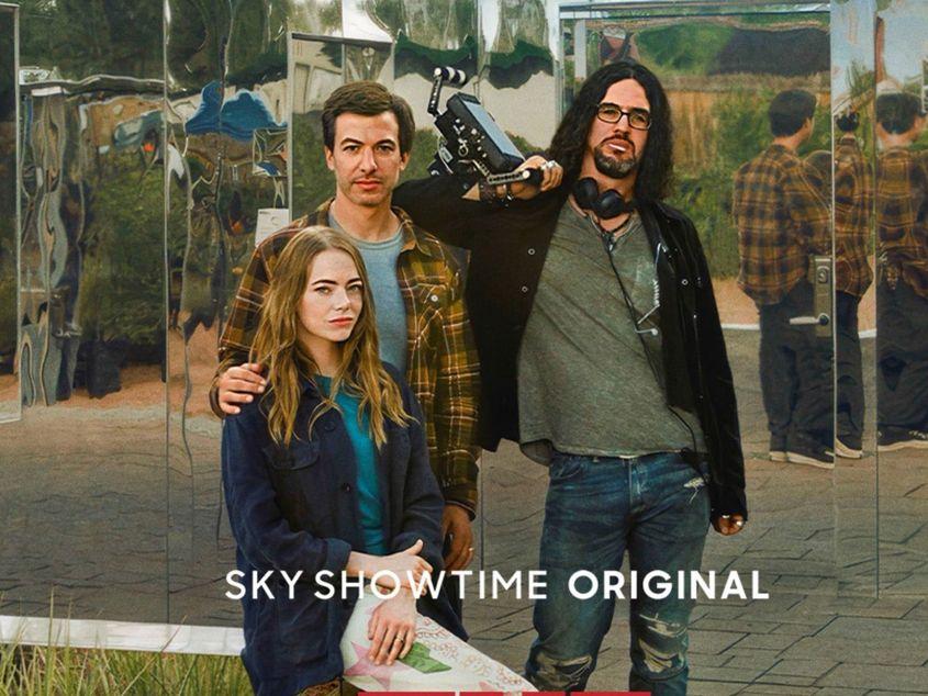 The Curse e imposibil de descris altfel decât ca genul de serial care face carnea să se strângă pe tine. Pe Sky Showtime.