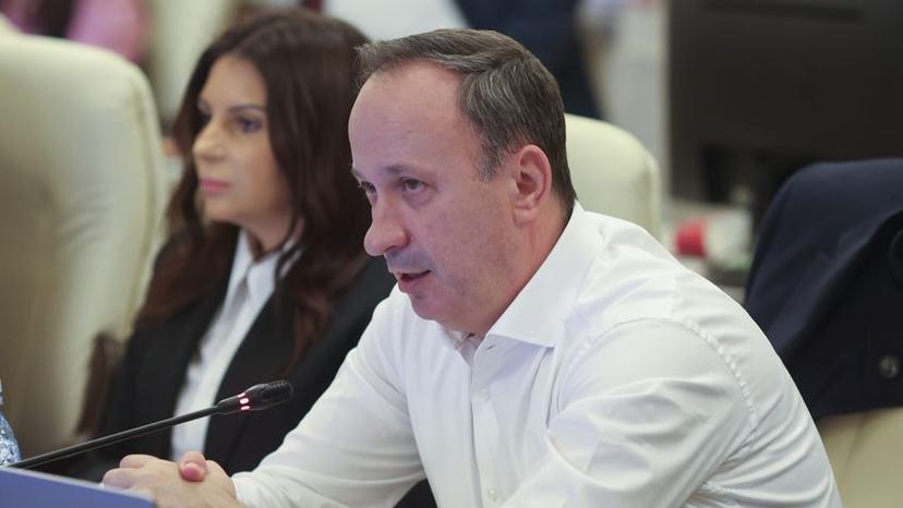 În timpul dezbaterii bugetului pentru Ministerul Transportului din comisia de buget și finanțe, deputatul PSD Adrian Câciu a bătut cu pumnul în masă și a strigat la președinta de ședință, senatoarea PNL Gabriela Horga
Foto: Inquam Photos / George Călin