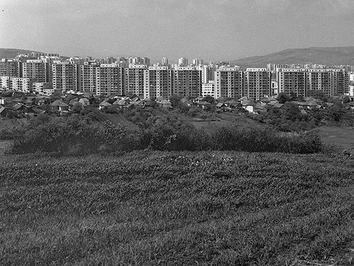 Blocuri noi zâmbesc în soare. În fapt, înăuntru era foarte frig toamna și iarna și foarte cald vara.