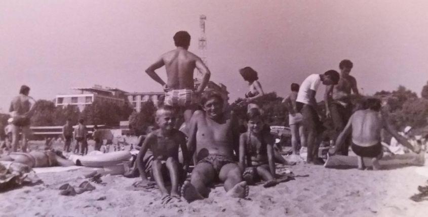 Ioan Chira cu copiii săi, la mare, în anii ’80.