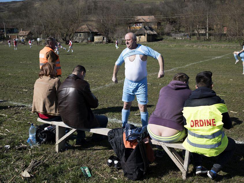 Pregătiri înaintea unui meci istoric: Vulturul Țaga - Standard Nima.
Fotografii: Raul Ștef