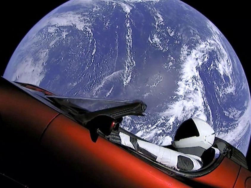 Elon Musk l-a trimis pe Starman în spațiu.