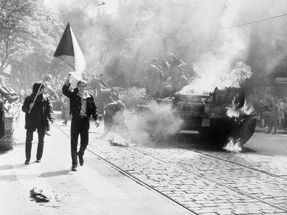Propaganda rescrie istoria: postul tv al armatei ruse prezintă invazia din 1968 ca fiind un "act salvator"