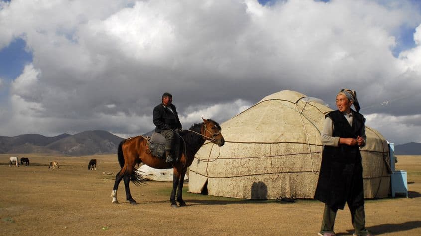 Apart-hotelul în care am locuit. În cele câteva zile, domnul kârgâz din imagine a stat aproape tot timpul pe cal, iar doamna lui a trebăluit permanent pe lângă iurtă.