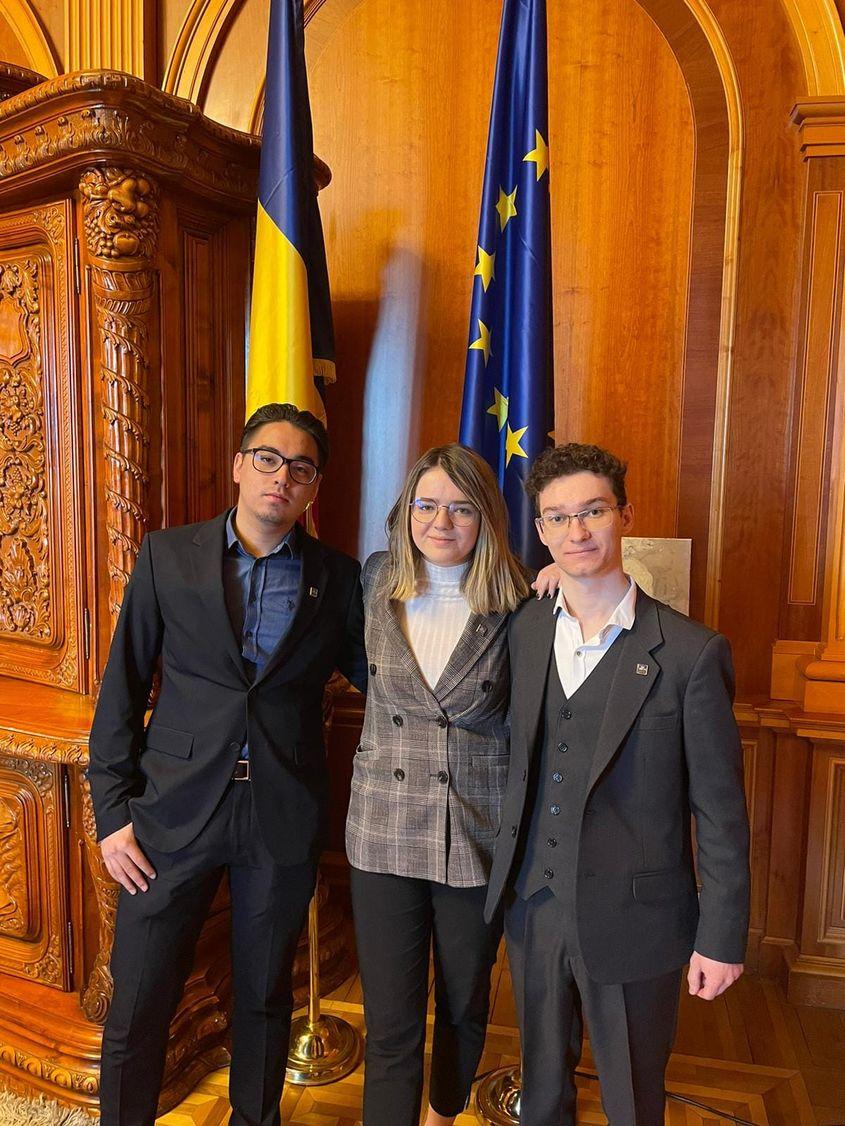 Studenții care au inițiat proiectul de lege pentru reducerea vârstei de vot, Vlad Măntoiu (dreapta), Alexandru Yuki și Andreea Bobu