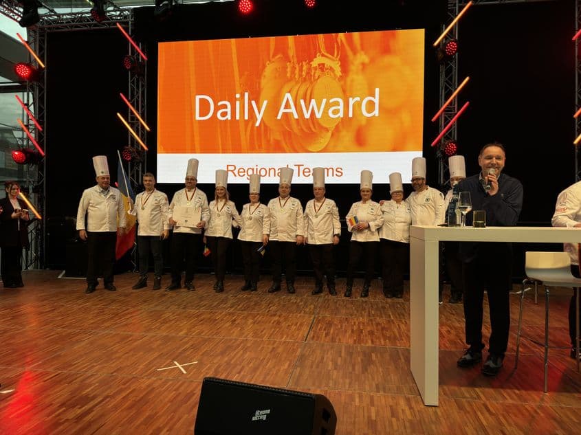 Cornelia Ghișoi și echipa ei. Foto: arhiva personală