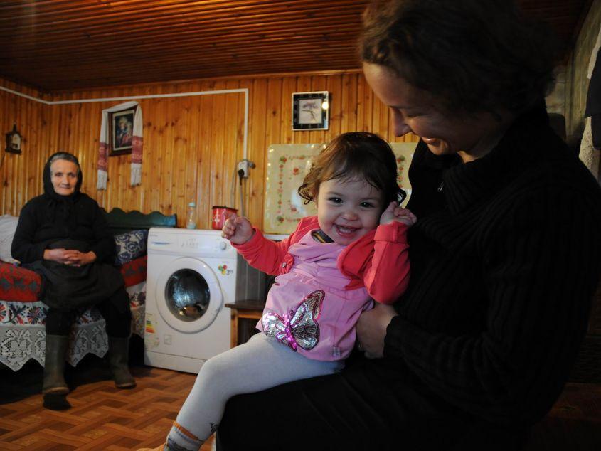 În familiile de la baza clasei de mijloc trăiesc laolaltă trei generații. Foto: Lucian Muntean
