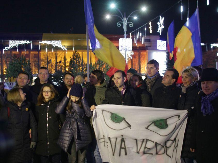 Ludovic Orban (PNL) și Dan Barna (USR), împreună în Piața Victoriei, duminică, 10 decembrie. Foto: Inquam Photos / Octav Ganea
