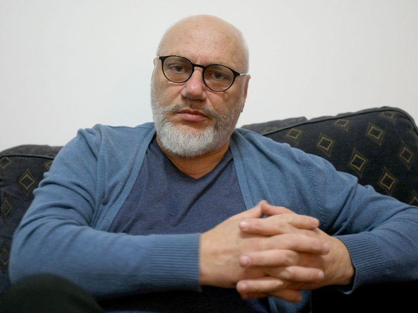 După ancheta PressOne care a dezvăluit că doctorul Cristian Andrei, unul dintre cei mai mediatizați psihoterapeuți din România, a practicat timp de peste 20 de ani fără atestat și a hărțuit sexual două paciente, alte șapte posibile victime au contactat redacția. Foto: Facebook/ Cristian Andrei