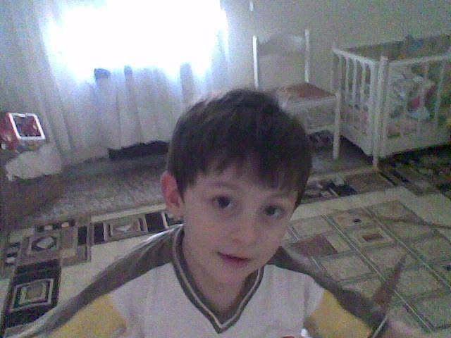 La 9 ani, Elias vorbea cu mama lui pe webcam. Sursă foto: Facebook