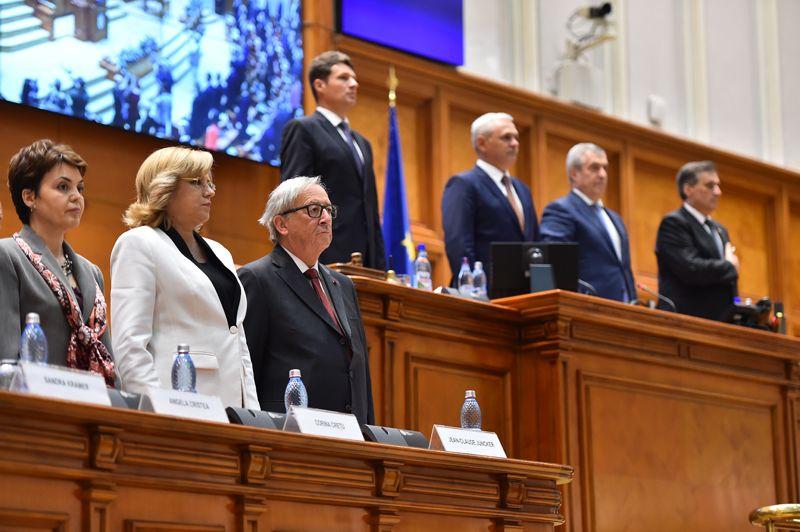 Jean-Claude Juncker, înaintea discursului susținut în Parlamentul României. Lângă el, comisarul european Corina Crețu. Foto: Cdep.ro